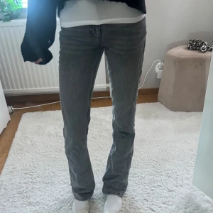 Gråa bootcut jeans från Gina Tricot - Skitsnygga denimgråa bootcut jeans från Gina! Använda några gånger men inga defekter. Passar perfekt till hösten. Orginalpris: 500kr