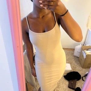Beige ribbad långklänning  - Prislapp på! Säljer den för endast 65kr!💞 (Org. 119kr)