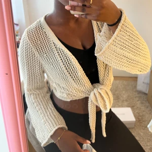 Beige stickad croppad kofta med knyt - Strl M