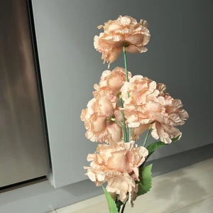 Rosa oanvänd plastblomma - Konstgjorda, ljusrosa blommor med gröna stjälkar och blad. 