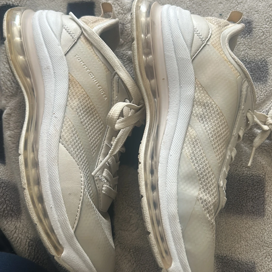 Beige sneakers från Tommy Hilfiger - 3