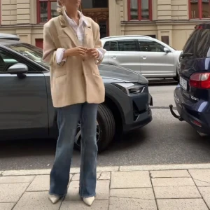 Beige kavaj från H&M, strl 36 - Stilren beige kavaj från H&M i storlek 36. Oversized passform med klassisk krage, fickor med lock och uppvikta ärmar. Tunt fodrad och tillverkad i ett strukturerat tyg som ger en snygg look. Perfekt att slänga över en skjorta eller t-shirt. Första bilden är för inspo!💕