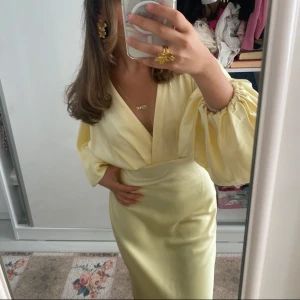 Ljusgul satin klänning - Supersnygg ljusgul långklänning från ginatricot i glansigt satinmaterial. Perfekt för dig som vill sticka ut med en elegant och trendig look. ORDINARIEPRIS: 700kr. Slutsålt överallt. Använt totalt 3 gånger