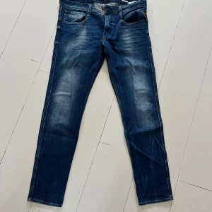Replay jeans - Anbass - Replay jeans i modell Anbass. Säljer jeansen då jag inte använder dem! Storlek: W34 L32