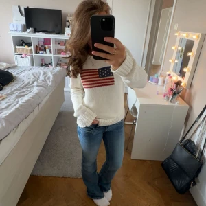 Blå low waist jeans  - Jätte fina blå jeans, lågmidjade , storlek 158 men passar defenetift längre skulle säga xs-s 