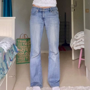 Ljusblå Esprit jeans - Säljer ett par ljusblå bootcut jeans med snygga detaljer på bakfickan. De är lågmidjade. Köpta för 300kr på Plick men lite slitna så säljer dem billigare. Midjemått rakt över: 39cm Innerbenslängd: 75cm. Skriv vid frågor eller om du vill ha fler bilder😊