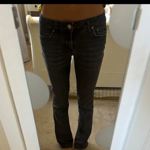 Svarta bootcut jeans - Säljer ett par svarta bootcut jeans. Jeansen har låg midja och sitter tight upptill med utsvängda ben. Lite slitna ner till. 