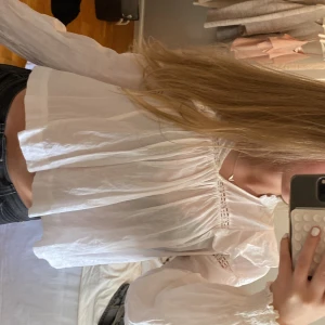 Vit blus med volang och spetsdetaljer - Supersöt vit blus med volang vid axlarna, storlek 158/164