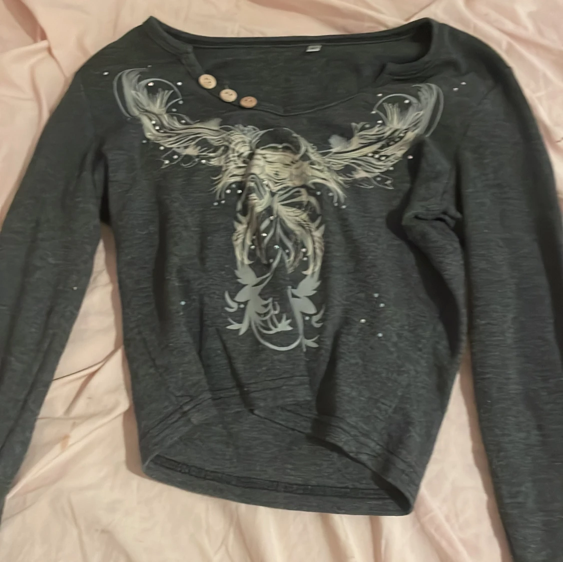 Mörkgrå långärmad tröja med tryck