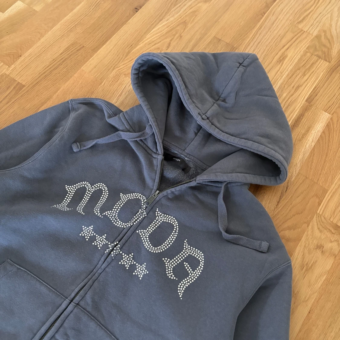 Grå rhinestone hoodie från MADEBYMODA  - 1