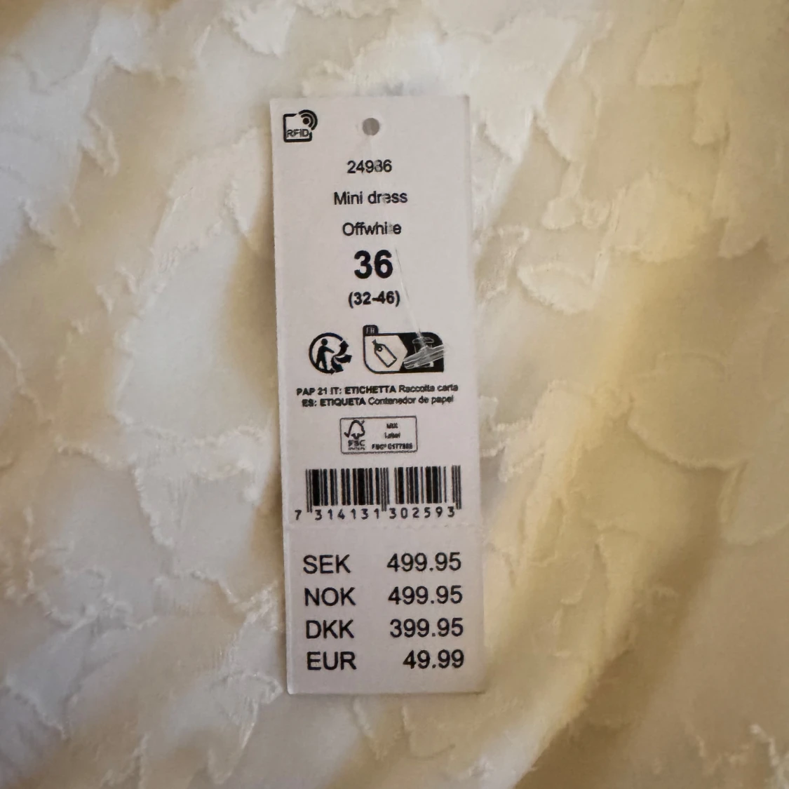 Vit klänning med volang - 2