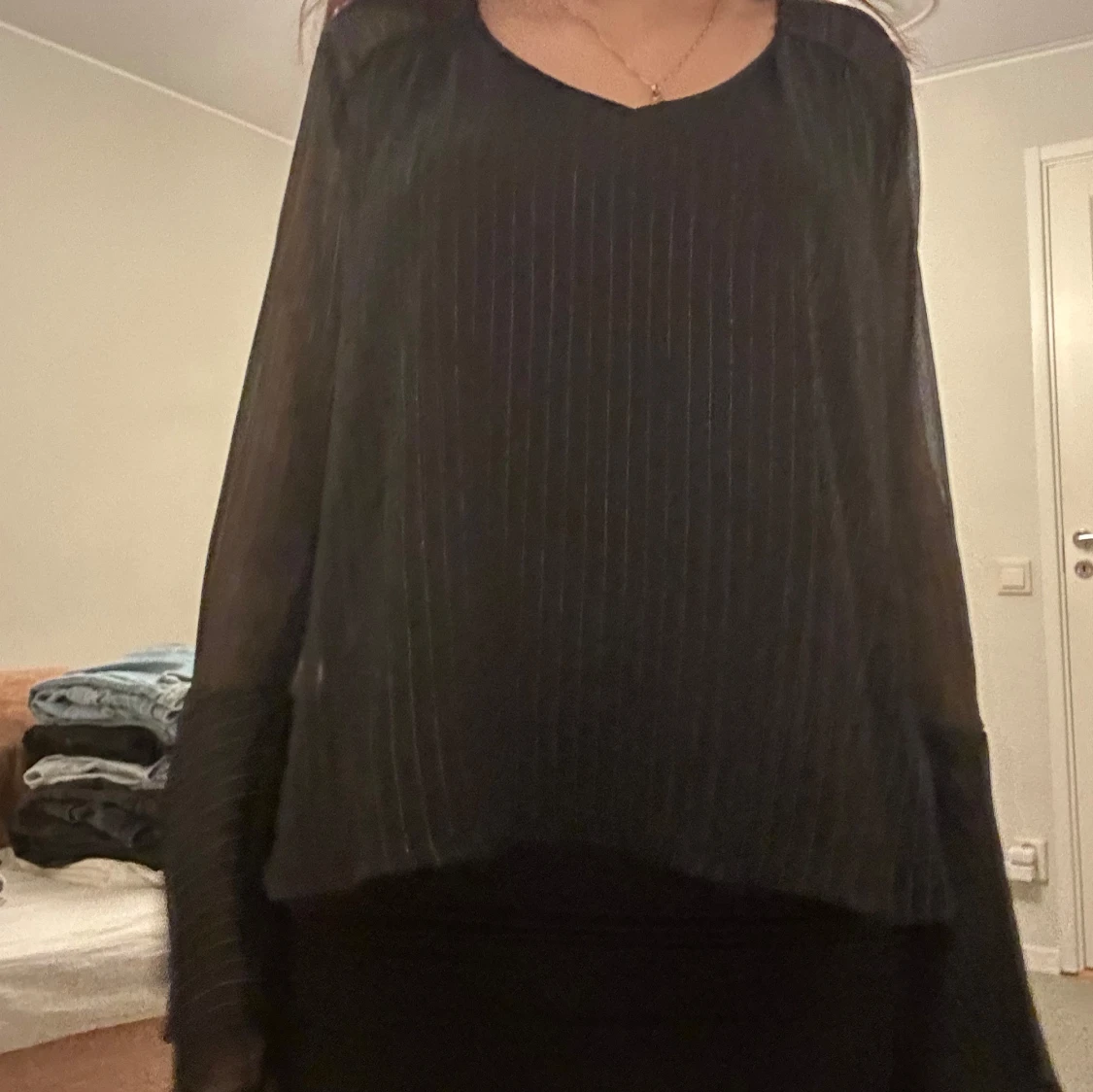 Svart blus med tunna glitter ränder