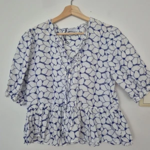 Superfin blus med volanger!! - Väldigt bra skick. Passar med jeans!