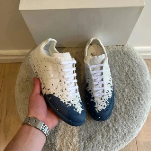 Maison margela skor - Maison margela skor| storlek eu 39| använda endast en gång så helt nytt skick och allt og medföljs, skriv vid minsta fundering.