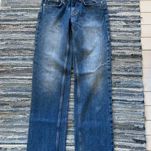 Nelly jeans  - Säljer ett par blå jeans från Nelly i storlek 32