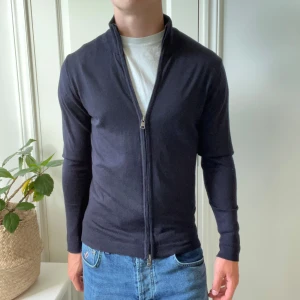 Oscar Jacobson Ariel full zip  - Nyskick! Lätt den fetaste zipen på min profil! Extremt skönt och tunt material som är extra stretchigt. Modellen är 180,75 kg och bär M! Har en massa andra bilder på tröjan så det är bara att fråga!! 