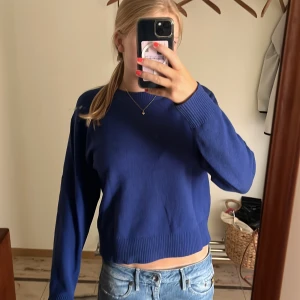 Blå stickad tröja från Uniqlo XS - Snygg blå stickad tröja från Uniqlo i storlek XS. Den används inte och är i ett bra skick💕