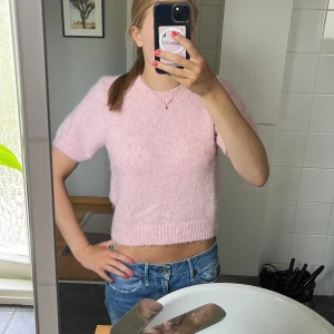 Ljusrosa stickad tröja Gina Tricot - Superfin ljusrosa stickad tröja från Gina Tricot. Säljer den för att den knappt änvänds, den är i helt nytt skick💕