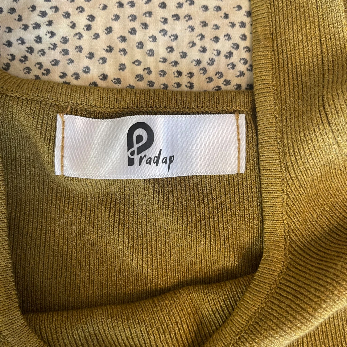 Olivgrön ribbad linnetopp Pradap - 1