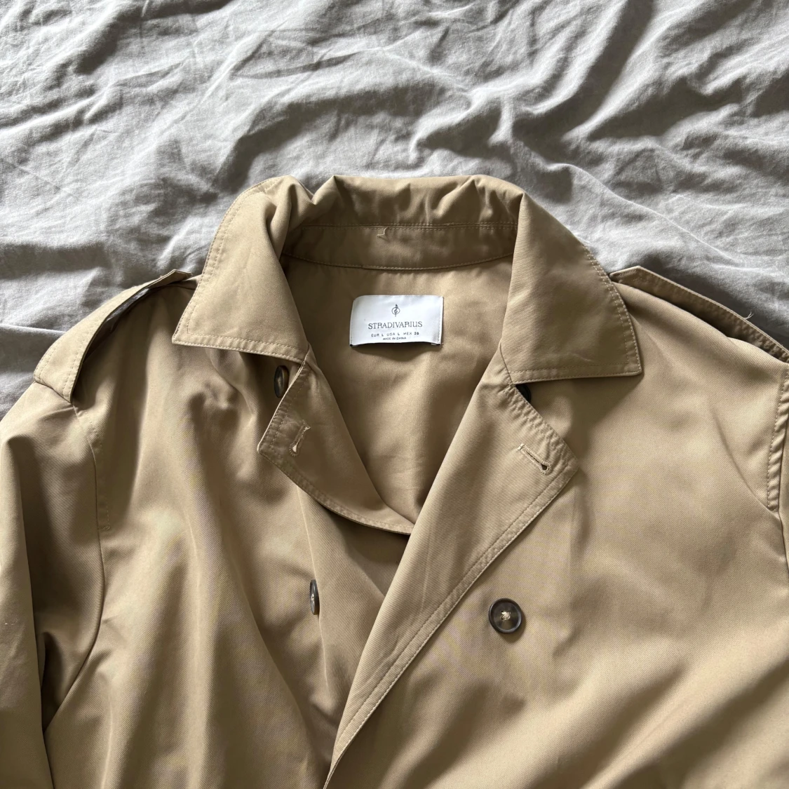 Kort beige trenchcoat från Stradivarius - 2