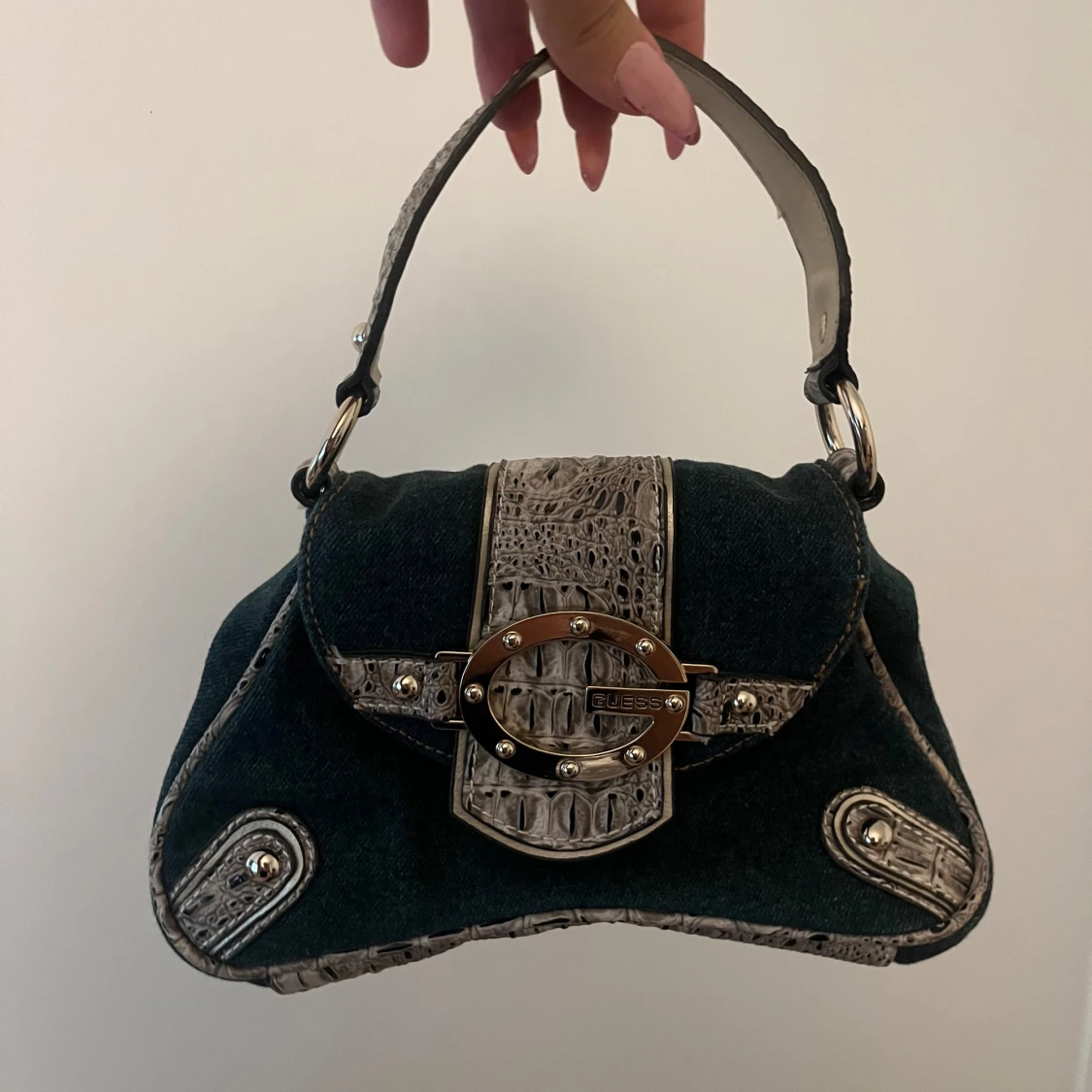 Guess axelväska i jeans och skinn