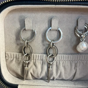 Maria Nilsdotter örhängen  - Super fina Maria Nilsdotter örhängen som tyvärr inte används😇 säljer i par eller separat! 💞 kan annars tänka mig byta mot något annat smycke fram Maria Nilsdotter!😍🙌😌