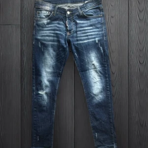 Desquerd jeans og  - Ett par riktigt feta jeans från desquerd2 slimfit skulle jag säga att de sitter bror på hur lång du är nypris 4999 mitt pris 879 går inte o få tag på ngn stans st 28 desquerd st 44 
