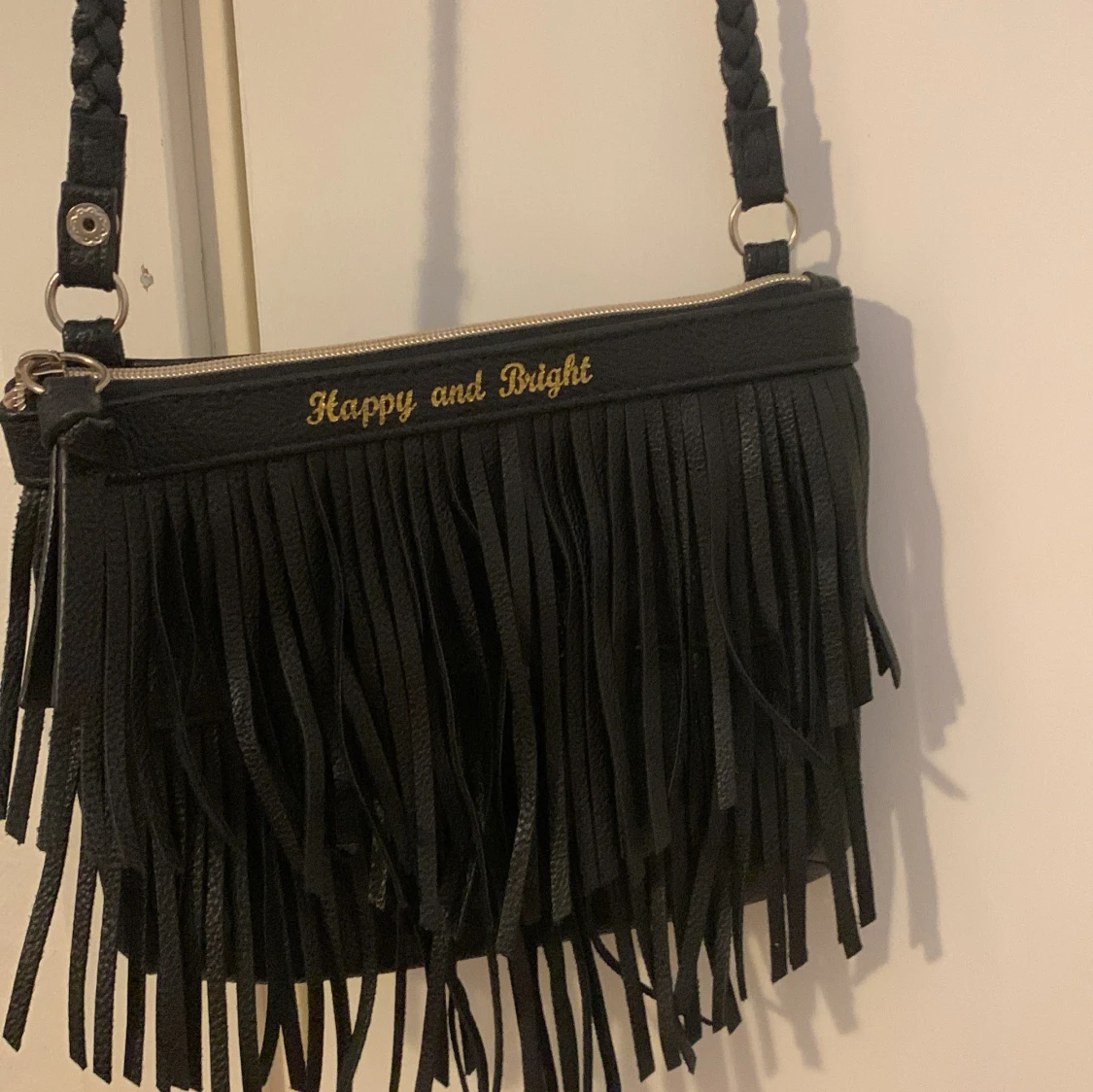 Svart axelväska med fransar