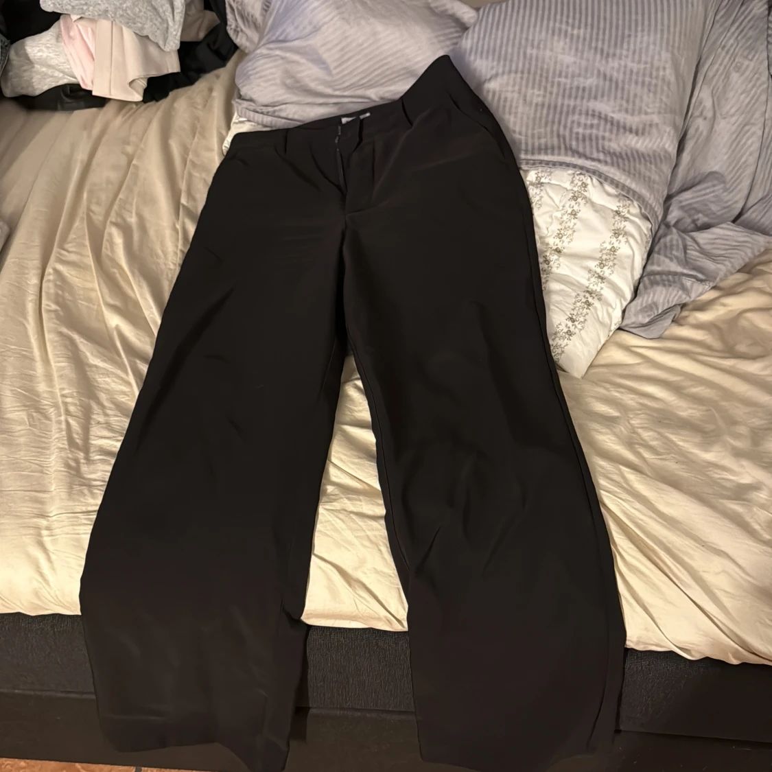 Högmidjade kostymbyxor från Madlady - 2