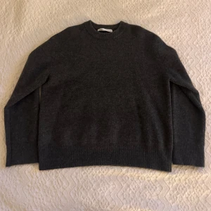 Mörkgrå stickad tröja från Zara - Mysig mörkgrå stickad tröja från Zara i storlek S. Nyskick för har använts ett fåtals gånger 