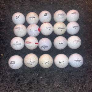 Begagnade golfbollar (20-pack) - Samling med 20 begagnade golfbollar från olika märken som Nike, Bridgestone, Pinnacle och fler. Perfekt för dig som vill träna golf utan att spräcka budgeten. Bollarna har varierande skick men är redo för nya rundor på banan.