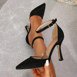 Svarta pumps med ankelrem och klack - Stilrena svarta pumps med spetsig tå och smal hög klack. Använt några gånger så de är fortfarande i topp skick! Skickar fler bilder vid intresse🥰