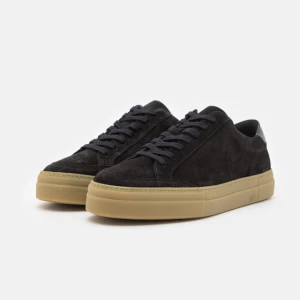 Svarta mockasneakers från J.Lindeberg - Stilrena svarta sneakers i mocka från J.Lindeberg med beige gummisula och svarta skosnören. Inte använda, säljer jag köpte fel storlek. Original pris :1995kr