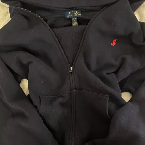 Marinblå hoodiejacka från Polo Ralph Lauren - Super snygg  zip up hoodie från ralph lauren! ÄKTA!!💗💗 köpt på kidsbrandstore!! 