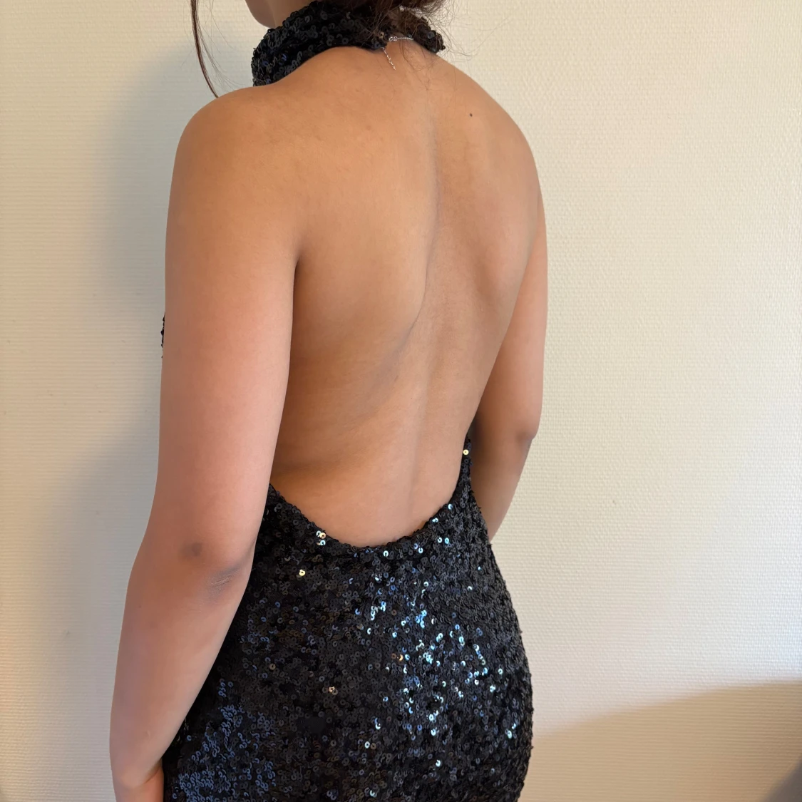 Svart glittrig paljettklänning - 1