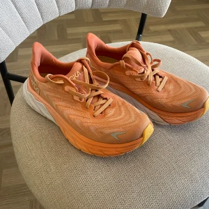 Hoka W Ahari 6 - Säljer ett par löparskor, märke Hoka modell Ahari 6. Väldigt lite använda då de inte passat mig, stl 36 2/3. 