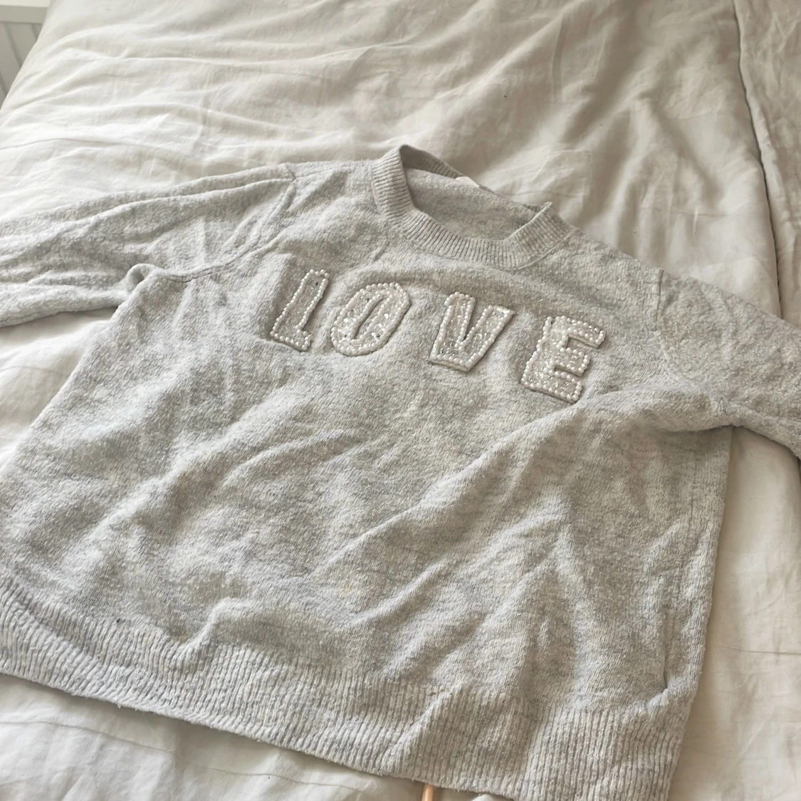 Grå stickad tröja med pärltext H&M - 1