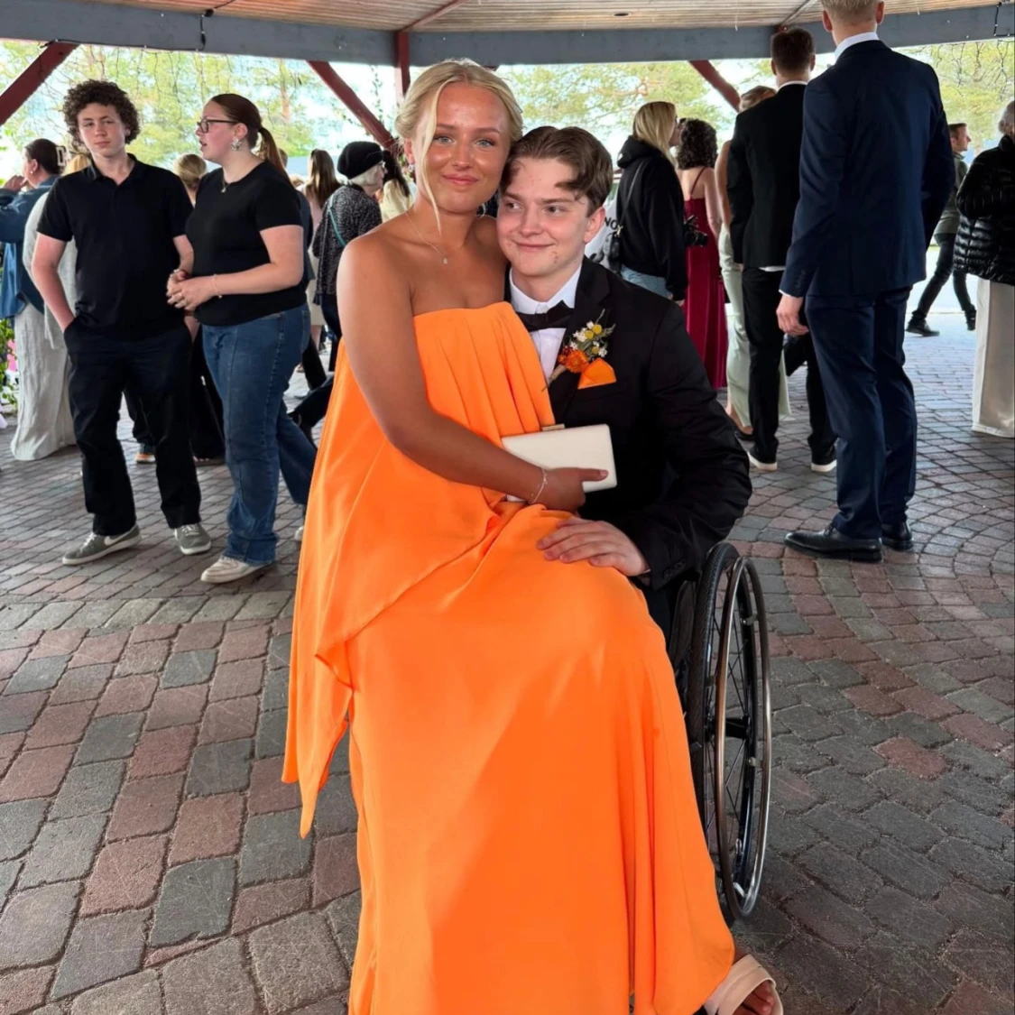 Orange axelbandslös långklänning - 1