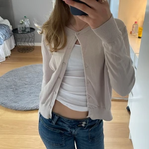 Beige kofta - Beige kofta i mycket fint skick. Från H&M i storlek L men passar mig som vanligtvis har S
