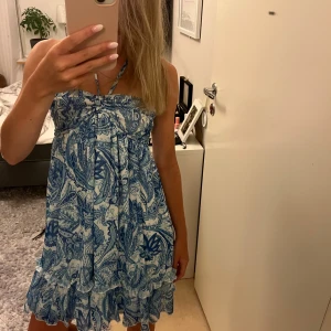 Blå klänning med mönster  - Aldrig använd, jätte fin klänning som sitter precis lika fint på 🙌