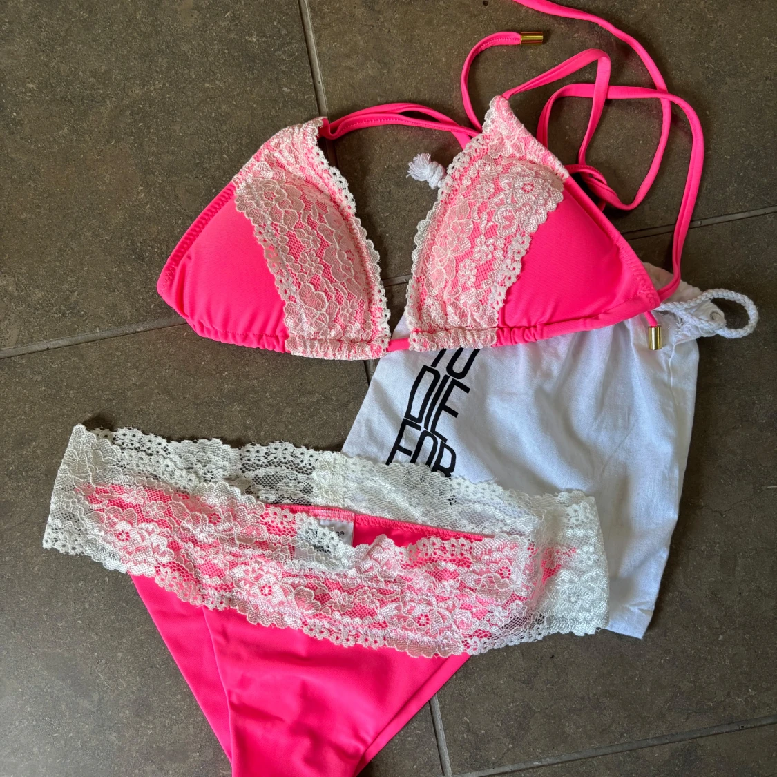 Rosa bikini med spetsdetaljer