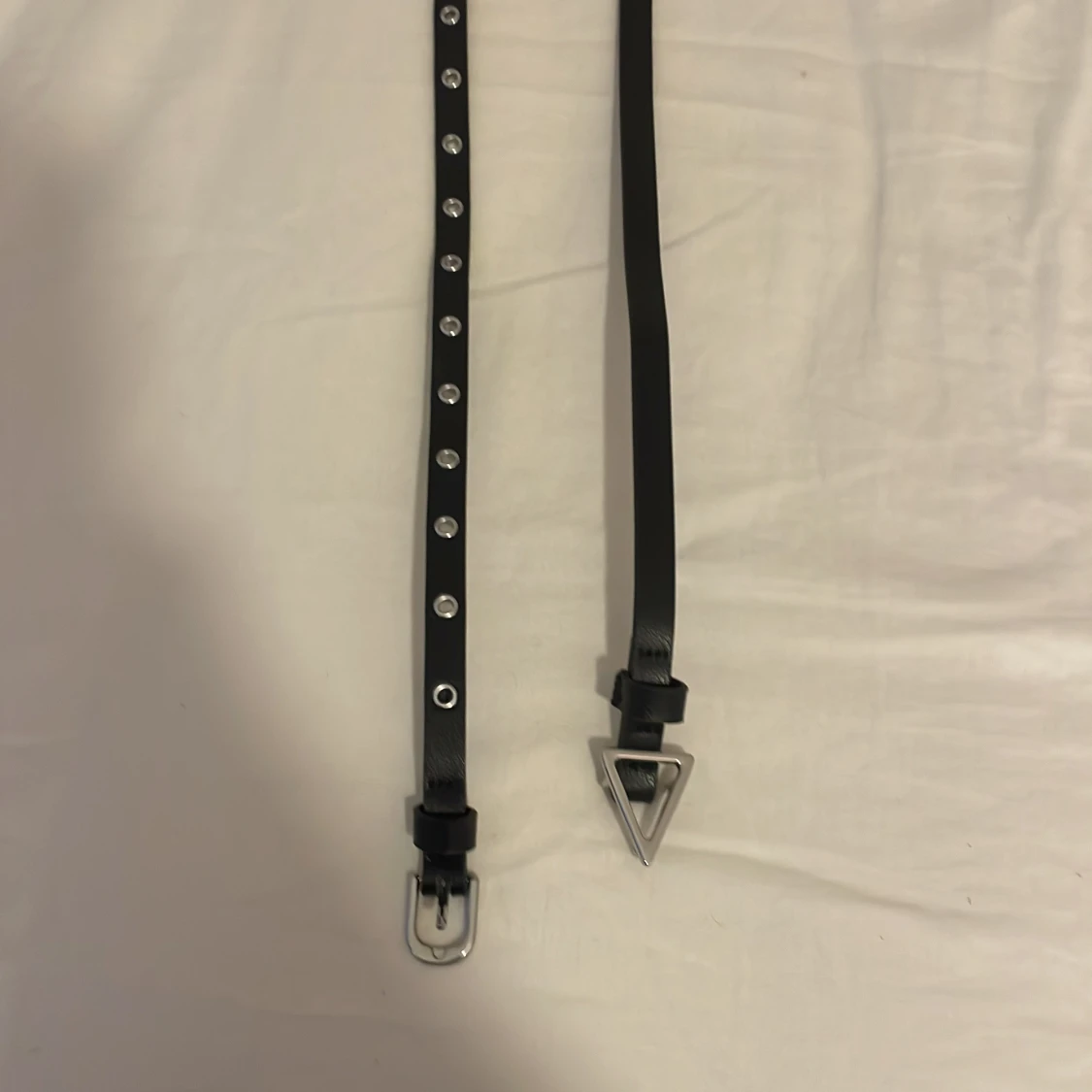 Svart bälte med silverdetaljer