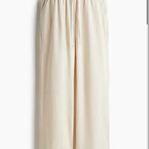 Beiga linnebyxor från H&M med snörning - Snygga och luftiga beiga linnebyxor från H&M i storlek XS. Byxorna har resår i midjan och snörning för extra komfort.  Aldrig använda
