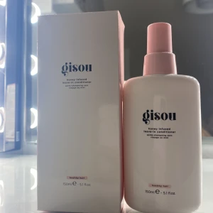 Gisou Honey Infused Leave-In Conditioner - Gisou Leave-In conditioner. Säljer pågrund av att den inte används. Endast använd en gång. Perfekt för dig som vill ge ditt hår fukt och glans. 
