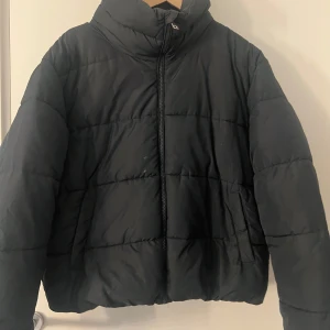 Svart pufferjacka från lager 157, stl M - Svart pufferjacka från lager 157 i storlek M. 
