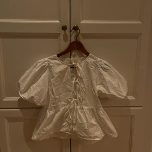 Vit blus med puffärm och snörning - Supersöt vit blus från Nelly! Endast använd 1 gång 💕💕💕