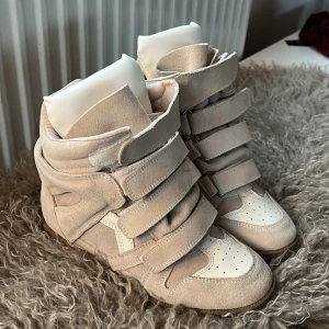 Isabel Marant - Säljer mina Isabel Marant i färgen beige. Använda fåtal gånger. Storlek 38💘Jätte sköna skor som kan användas året runt🥰 klacken är ungefär 5 cm hög. Prisförslag finns som alternativ!