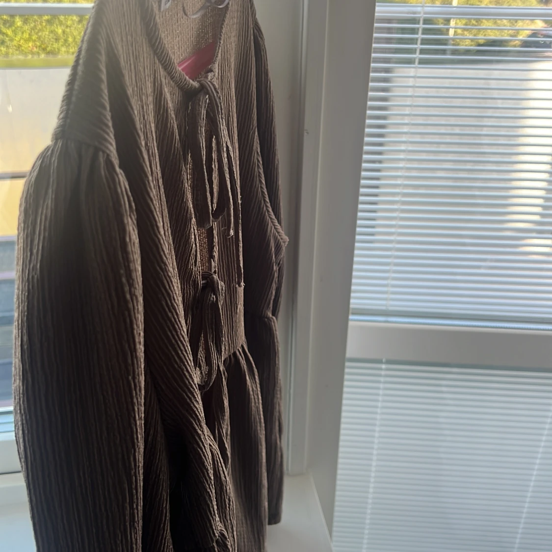 Brun tröja  med snörning från 157 - 2