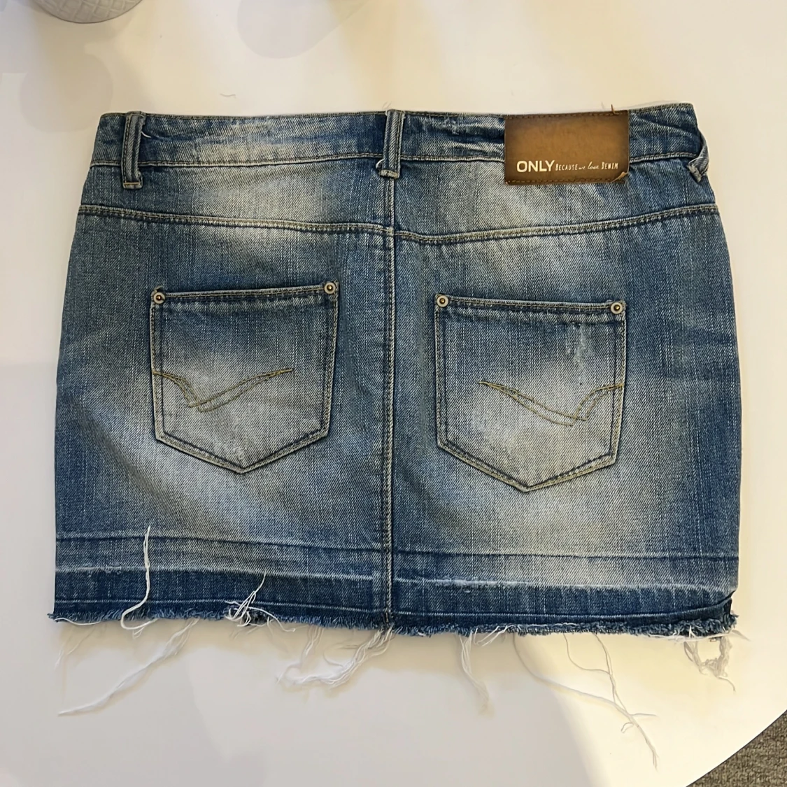 Blå jeanskjol med slitningar från ONLY - 4