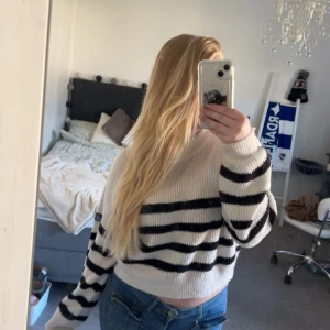 Jätteskön stickad tröja från Nelly - Supermysig stickad tröja i vit med breda svarta ränder. Tröjan har lång ärm, ribbad struktur och rund hals. Kommer inte till användning. Köpt för länge sen på Nelly i storlek xs